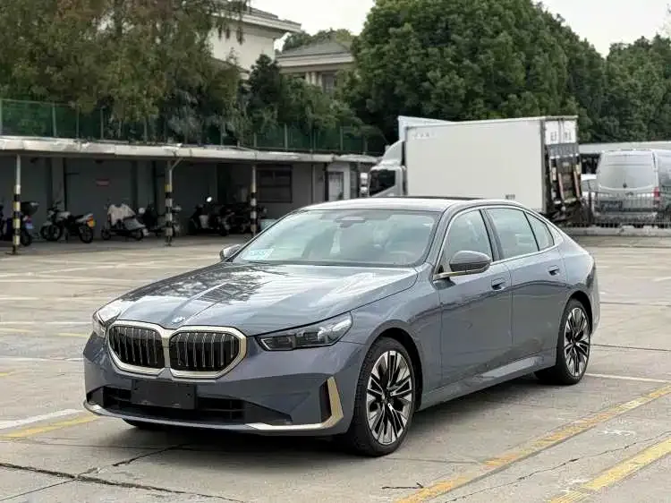 BMW 5 Series — фото 1