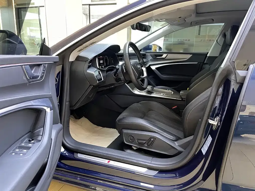 Audi A7L 2023 из CN, фото 4