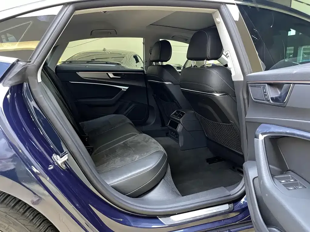 Audi A7L 2023 из CN, фото 8