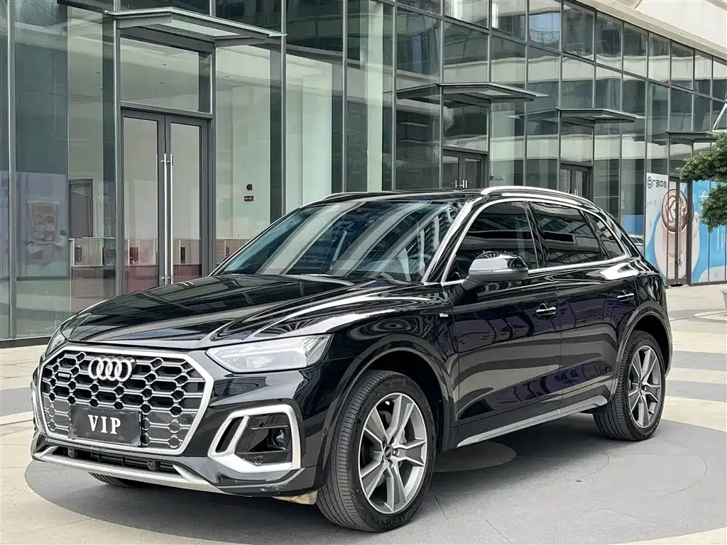 Audi Q5L — фото 1