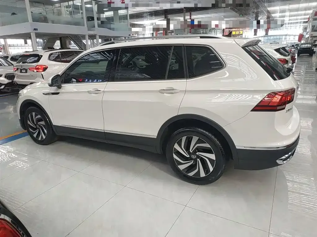 Volkswagen Tiguan L — фото 5