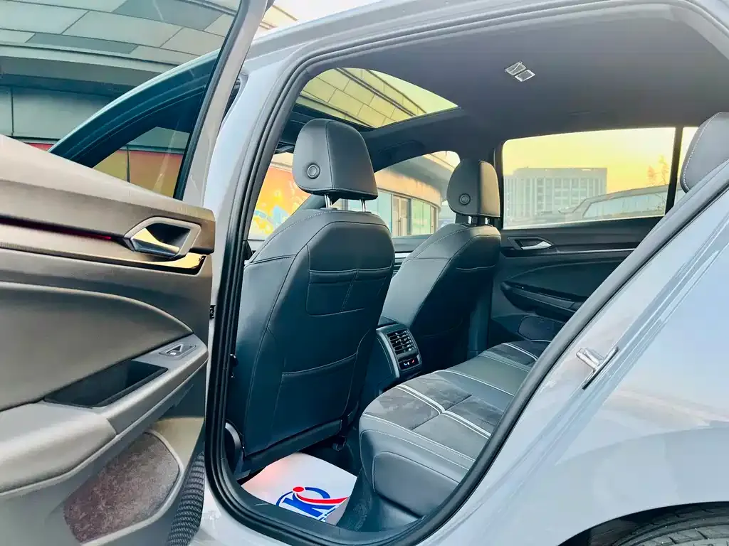 Volkswagen Golf 2023 из CN, фото 10
