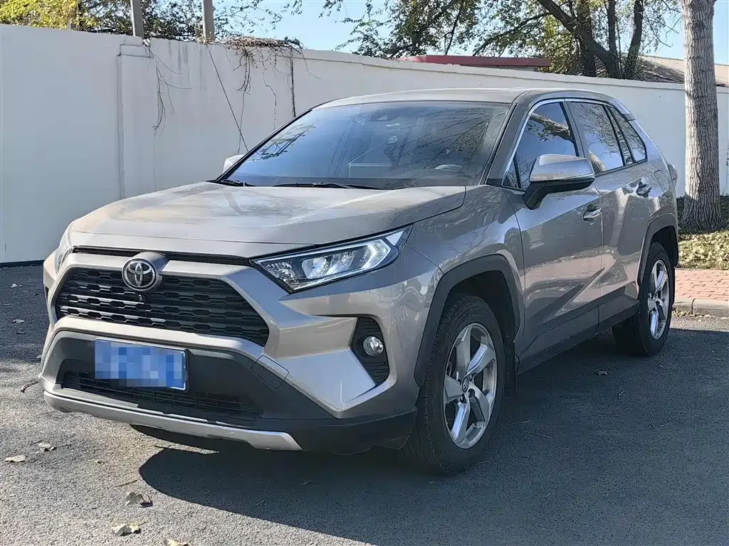 Toyota RAV4 — фото 1