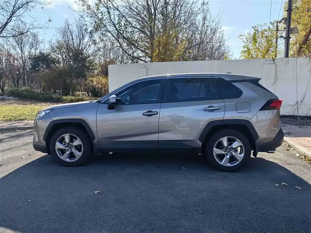 Toyota RAV4 — фото 3