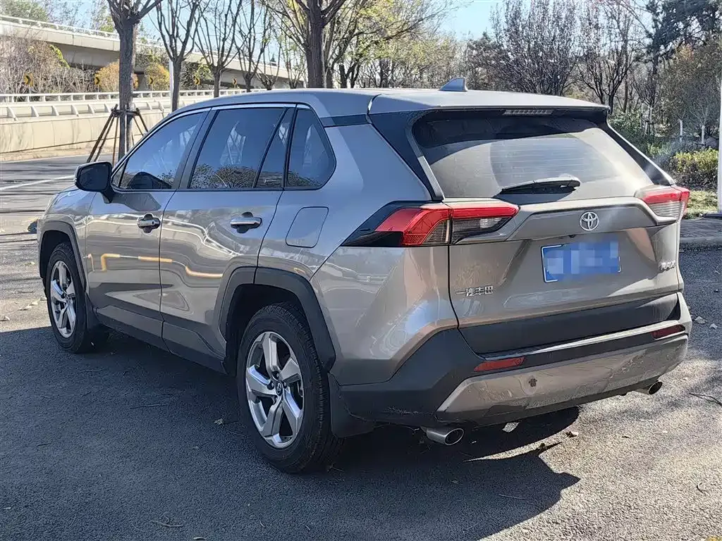 Toyota RAV4 — фото 5