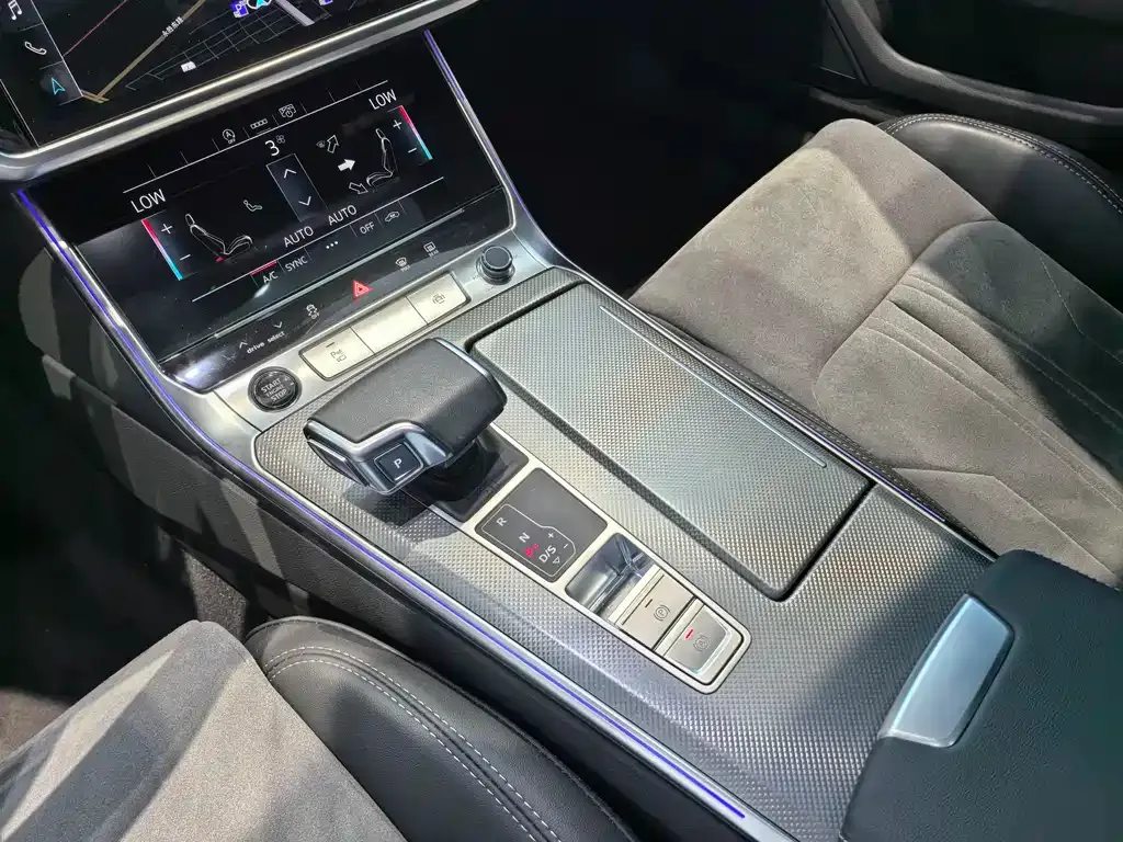 Audi A6L — фото 9