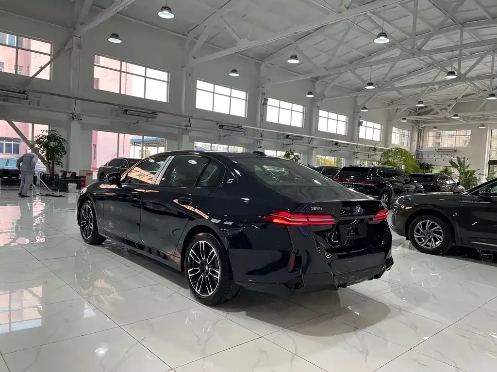 BMW 5 Series 2025 из CN, фото 4