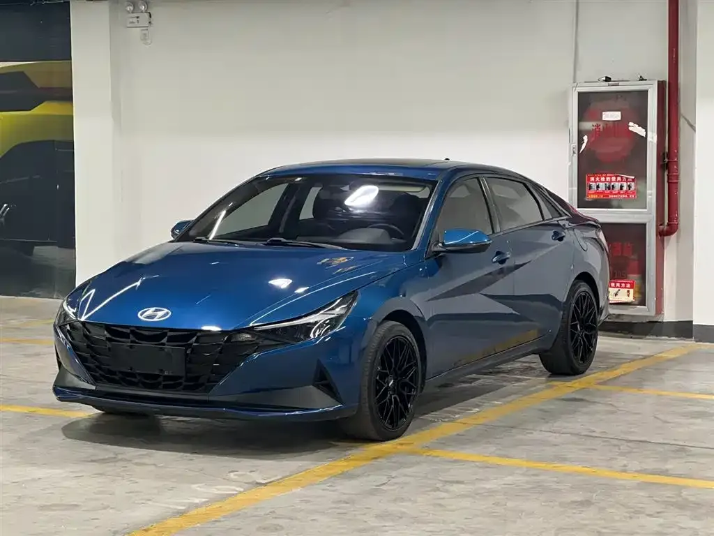 Hyundai Elantra — фото 1