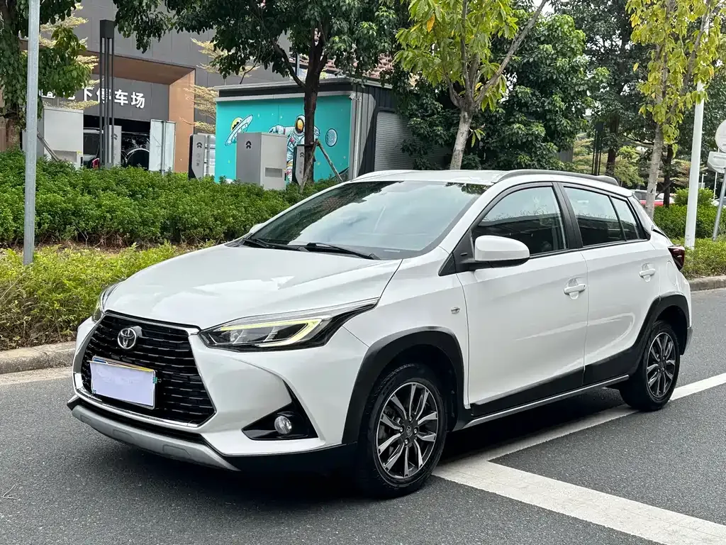 Toyota Yaris L — фото 1