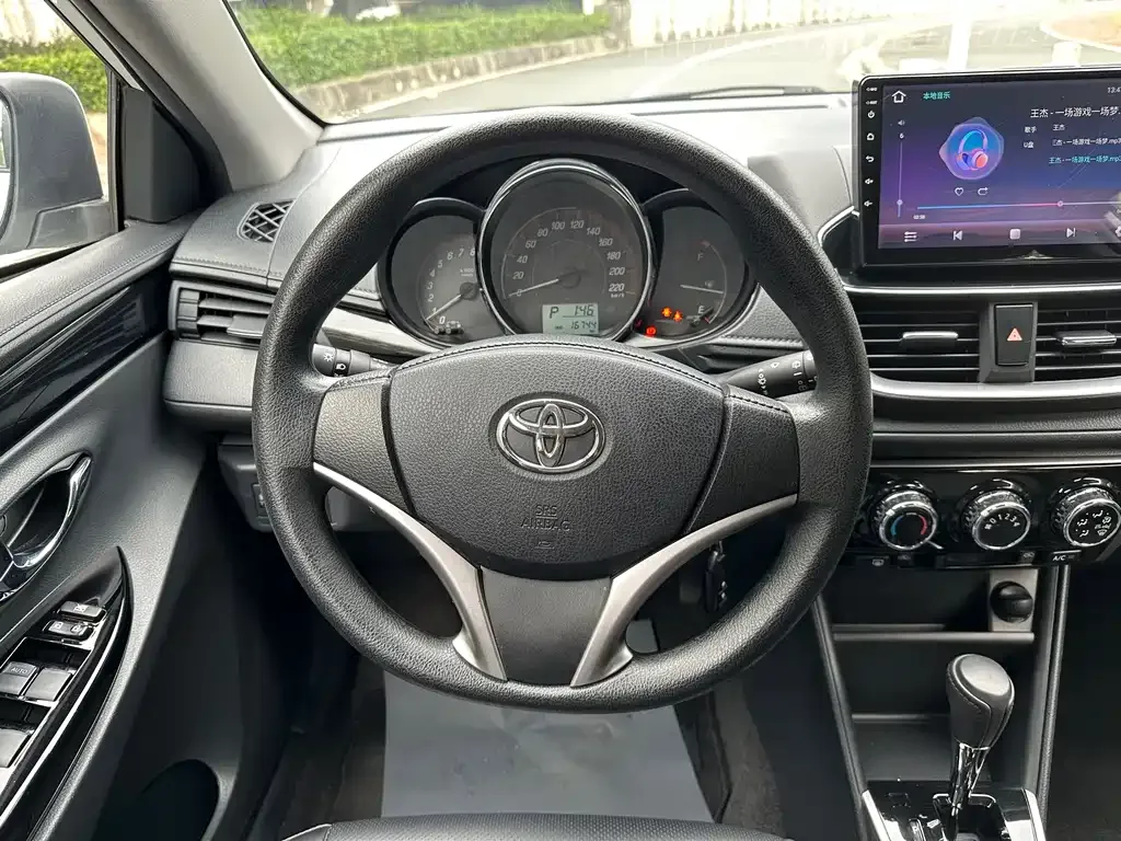 Toyota Yaris L — фото 10