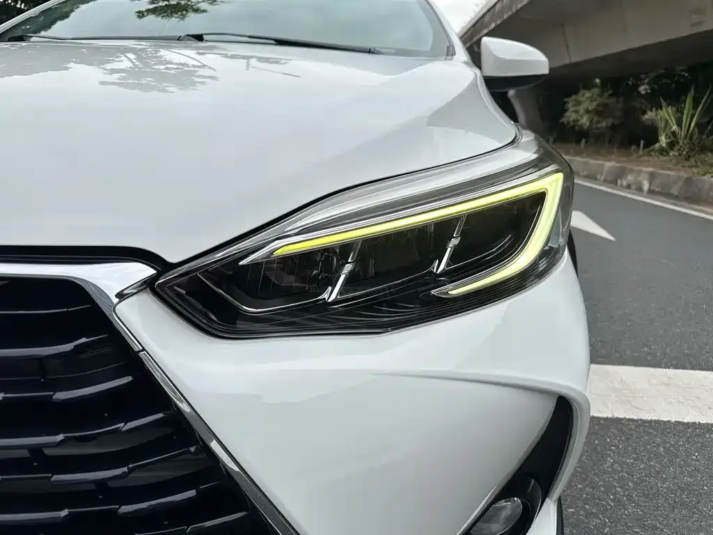Toyota Yaris L — фото 4