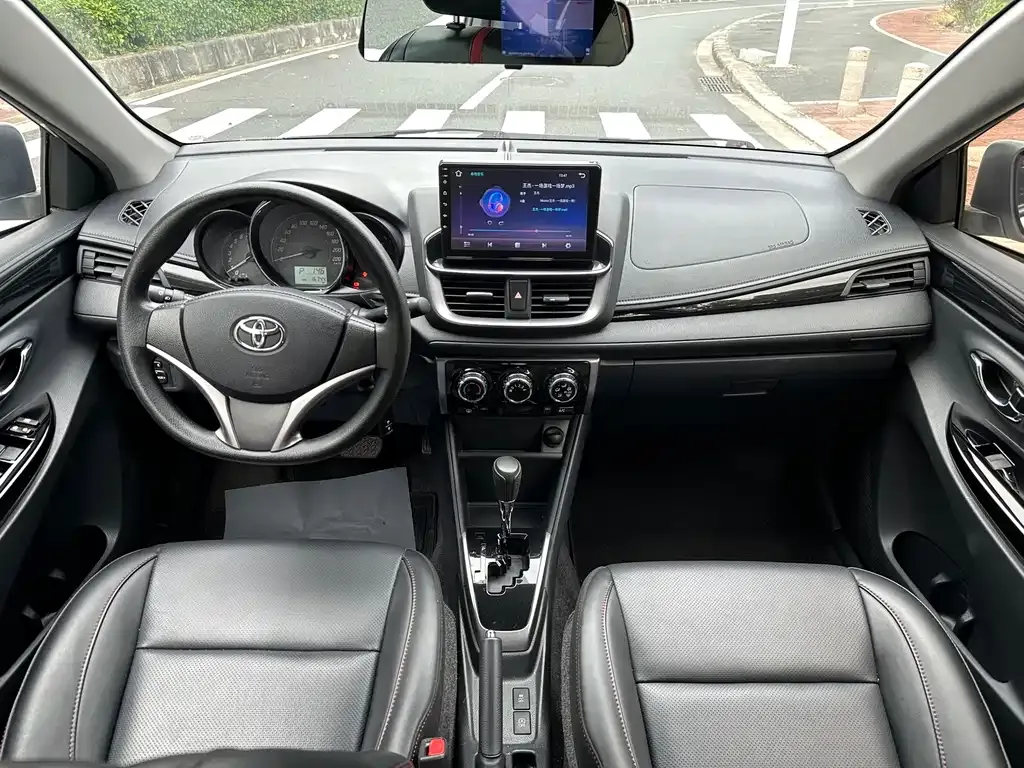 Toyota Yaris L — фото 9