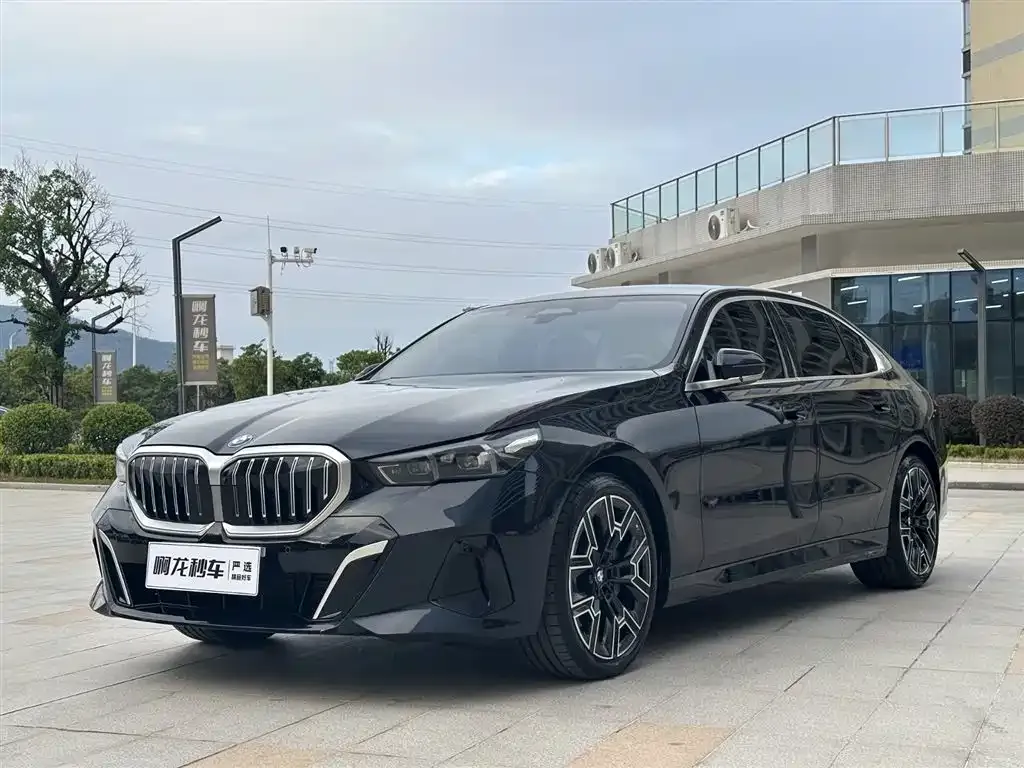 BMW 5 Series — фото 1