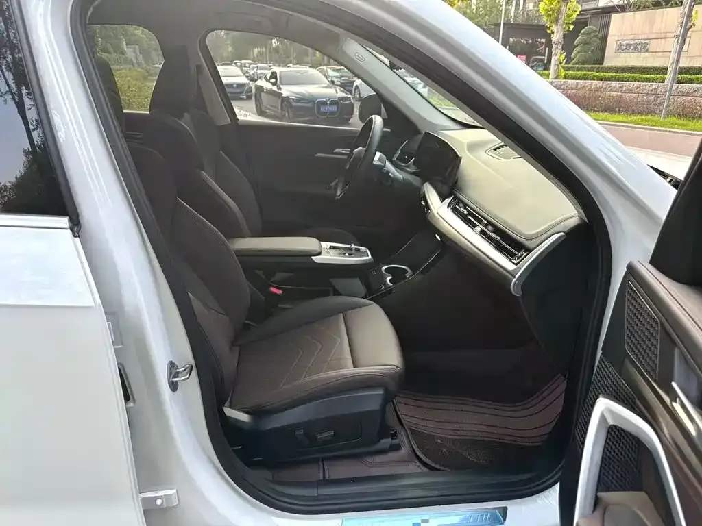 BMW iX1 2024 из CN, фото 4
