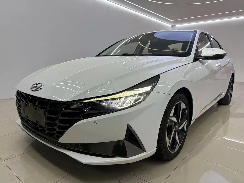 Hyundai Elantra — фото 1