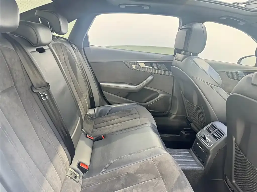 Audi A4L 2023 из CN, фото 8