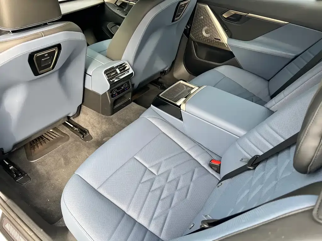 BMW i5 — фото 10