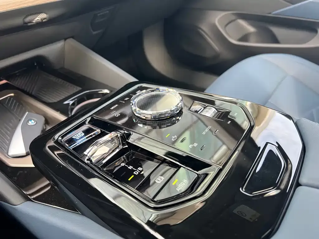 BMW i5 — фото 8