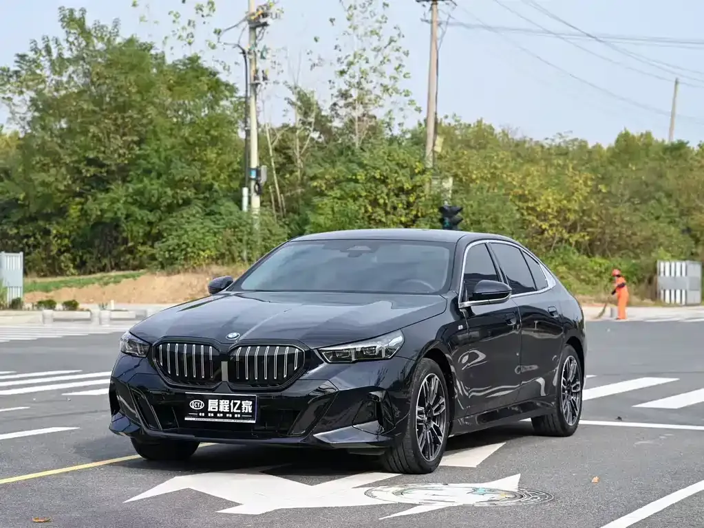 BMW 5 Series 2025 из CN, фото 1