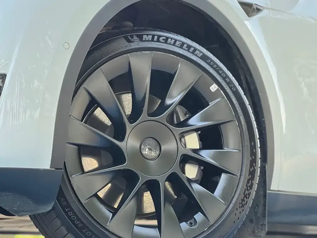 Tesla Model Y — фото 8