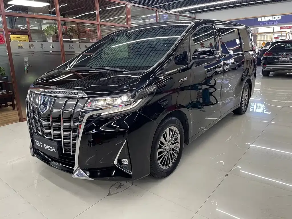 Toyota Alphard — фото 1