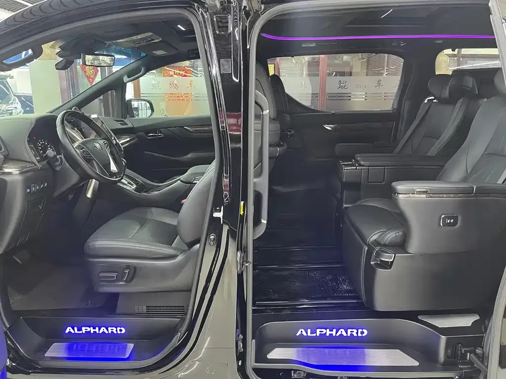 Toyota Alphard — фото 10