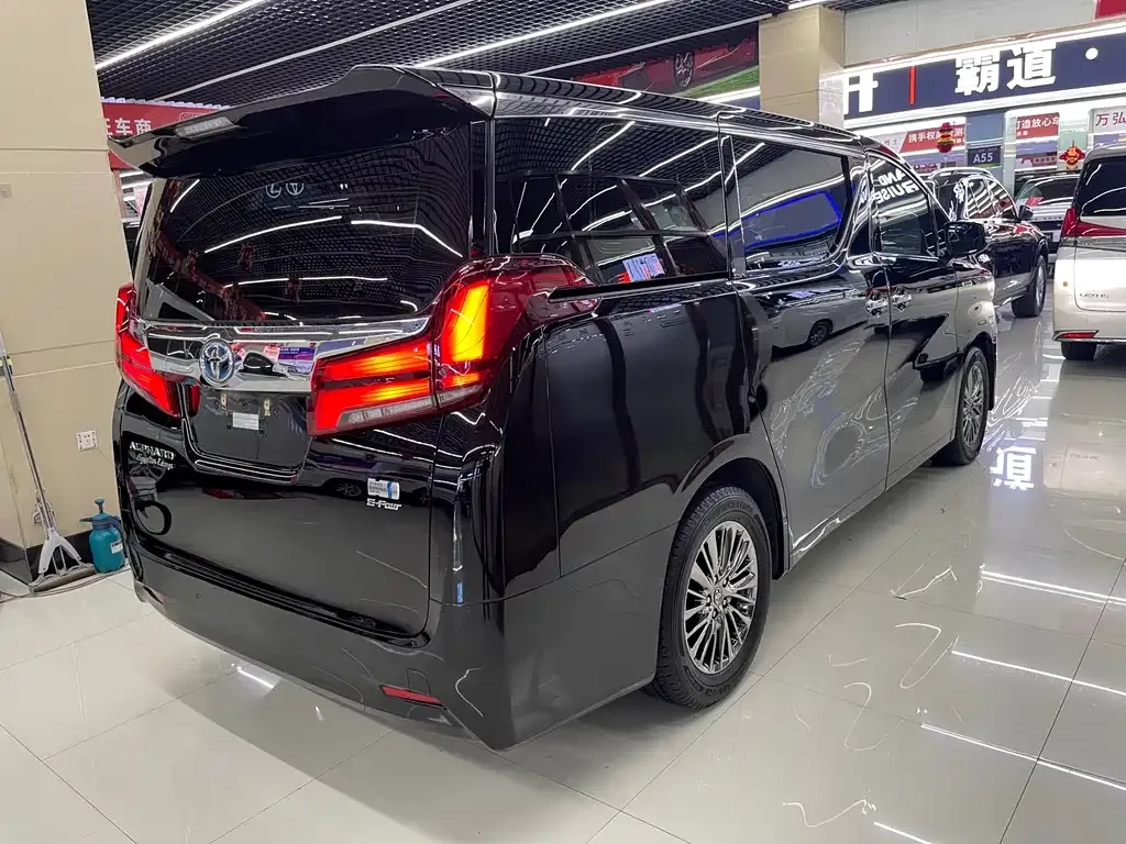 Toyota Alphard — фото 4