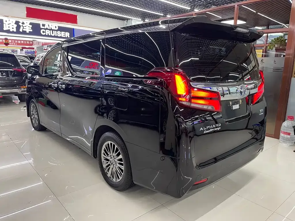 Toyota Alphard — фото 5