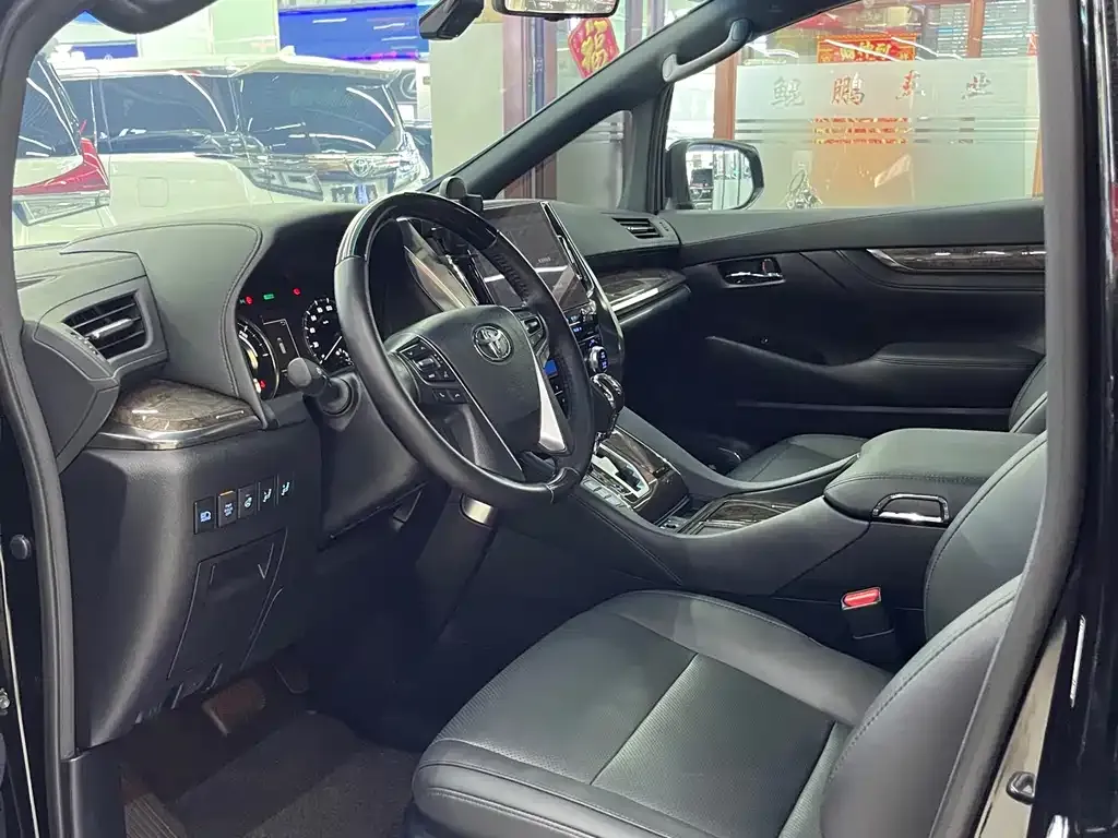 Toyota Alphard — фото 7