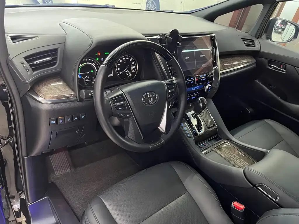 Toyota Alphard — фото 9