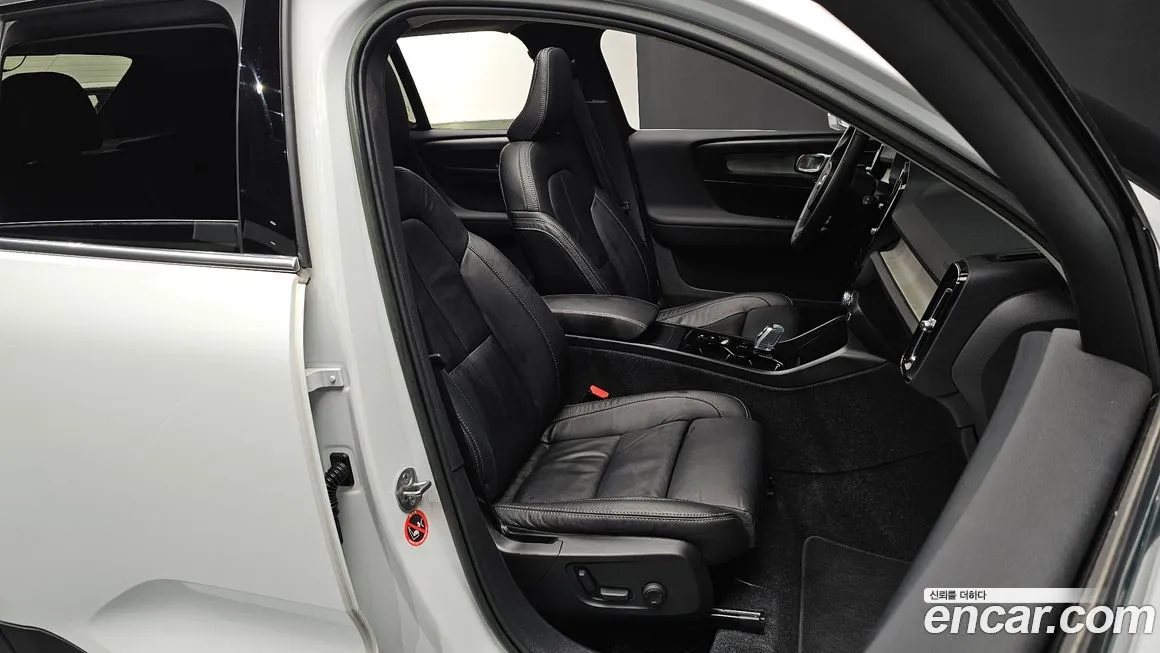 Volvo XC40 — фото 10