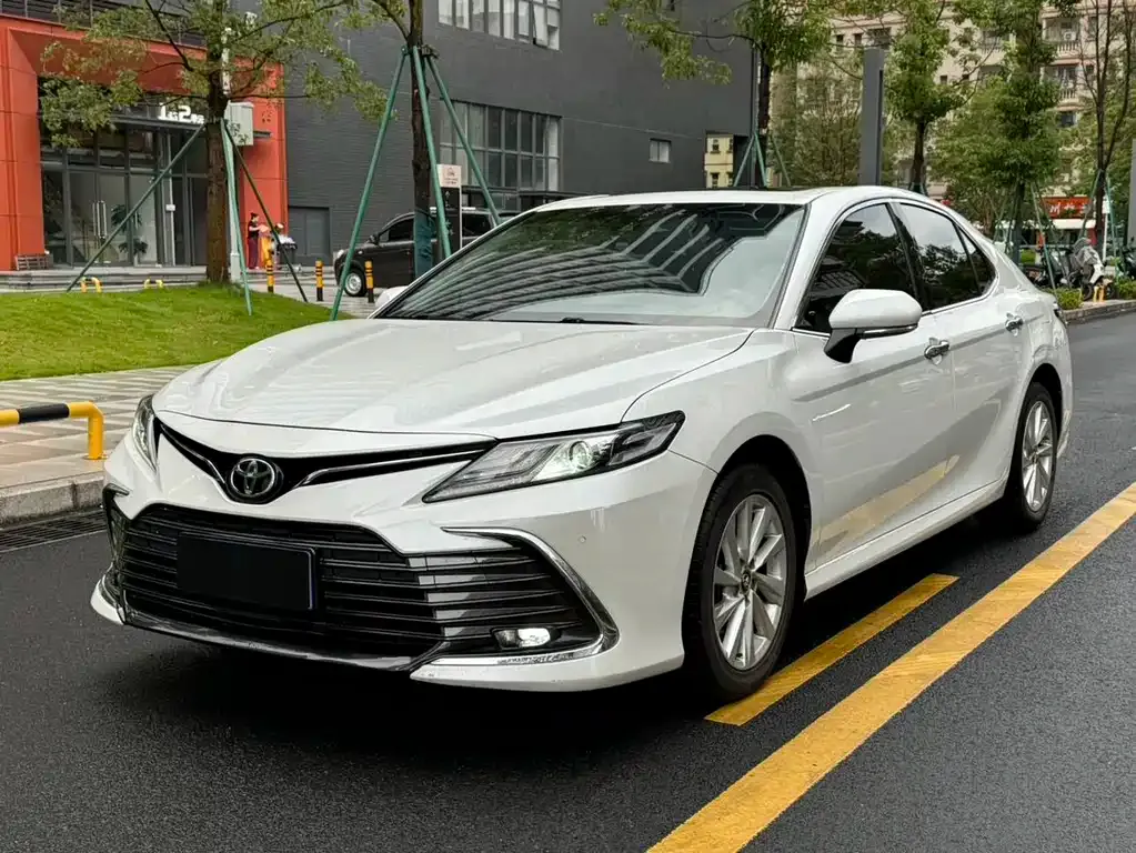 Toyota Camry — фото 1
