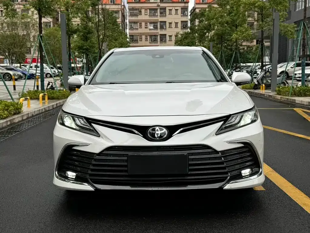 Toyota Camry — фото 2