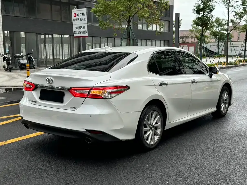Toyota Camry — фото 4