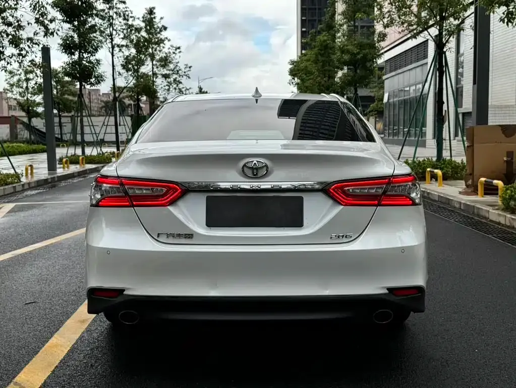 Toyota Camry — фото 5