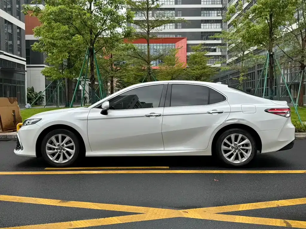 Toyota Camry — фото 7