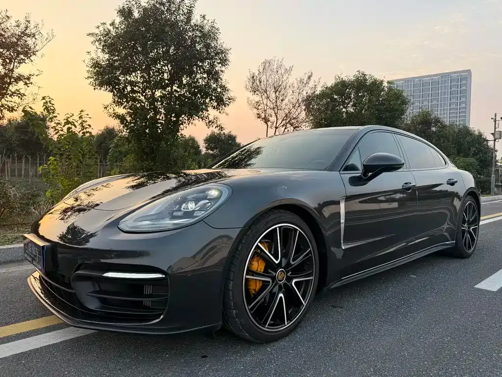 Porsche Panamera — фото 1