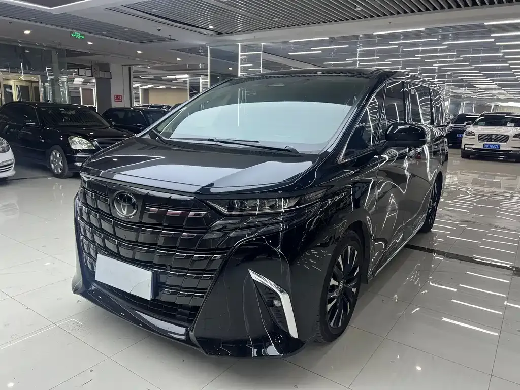 Toyota Alphard — фото 1