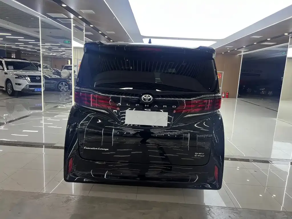Toyota Alphard — фото 10
