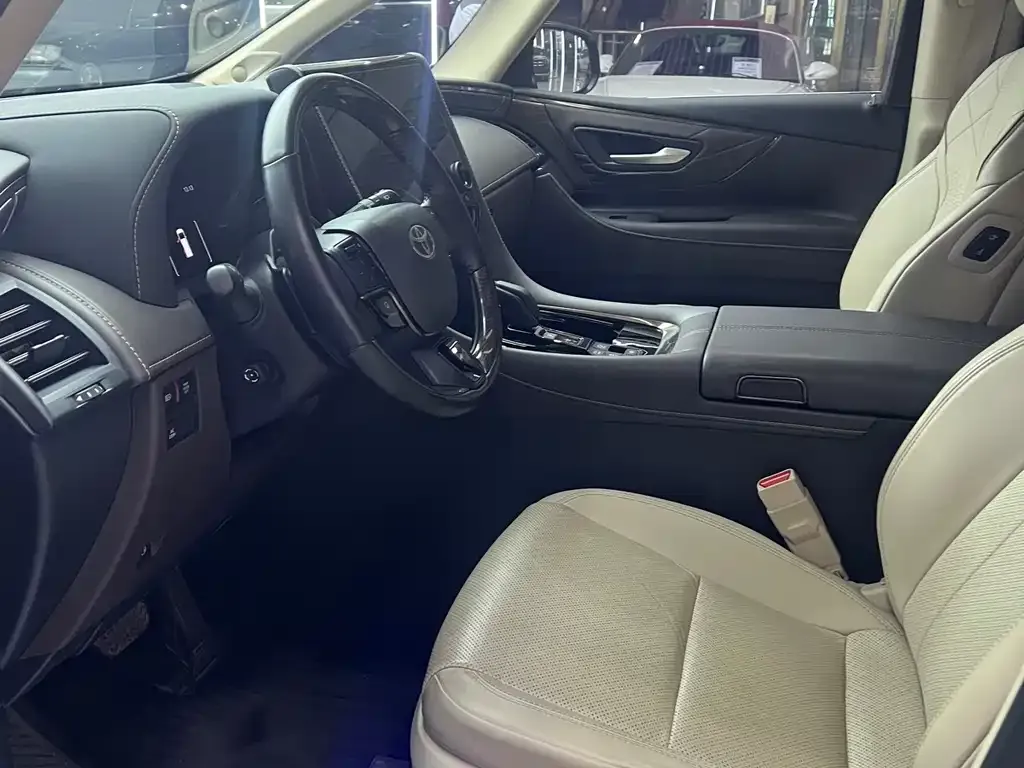 Toyota Alphard — фото 6