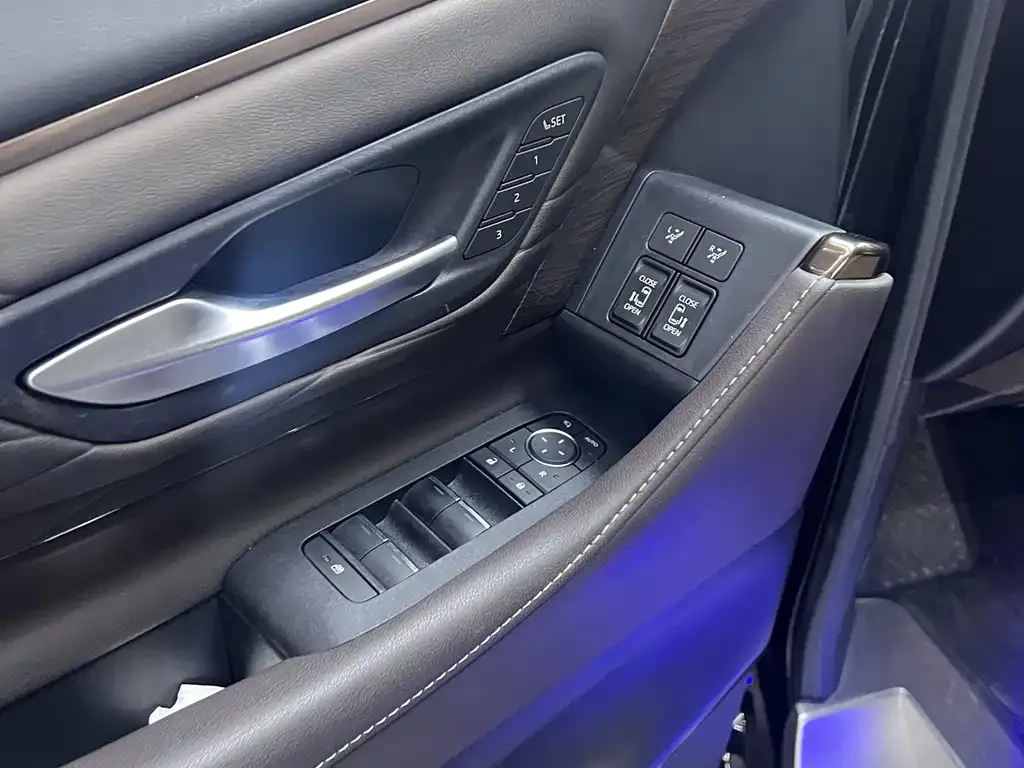 Toyota Alphard — фото 8