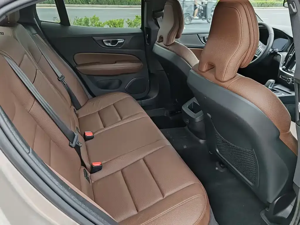 Volvo S60 2025 из CN, фото 5