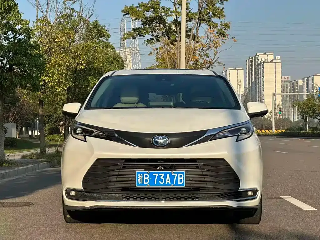 Toyota Sienna 2022 из CN, фото 2