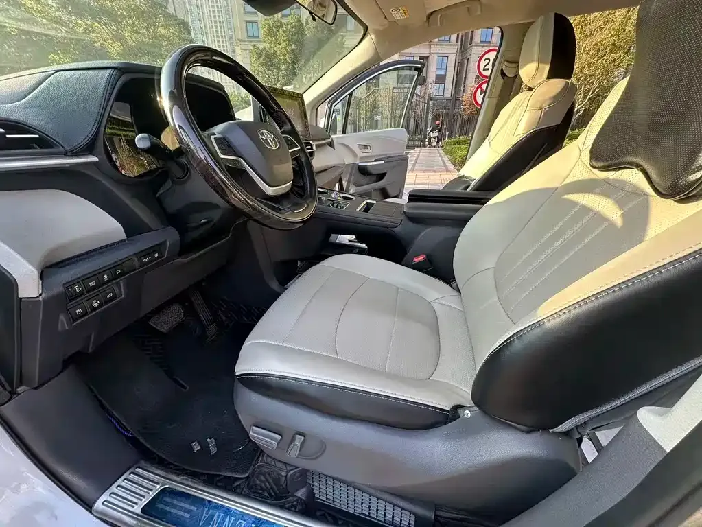 Toyota Sienna 2022 из CN, фото 4