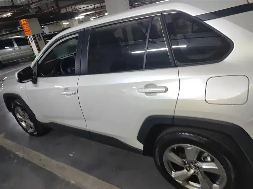 Toyota RAV4 — фото 5