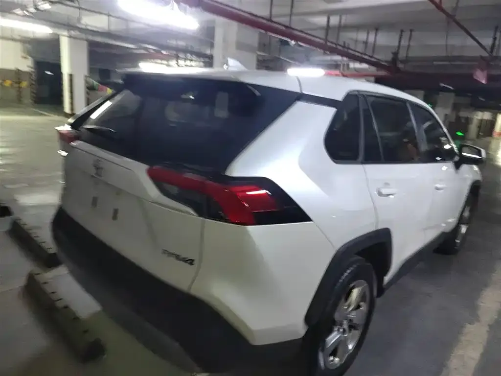 Toyota RAV4 — фото 7