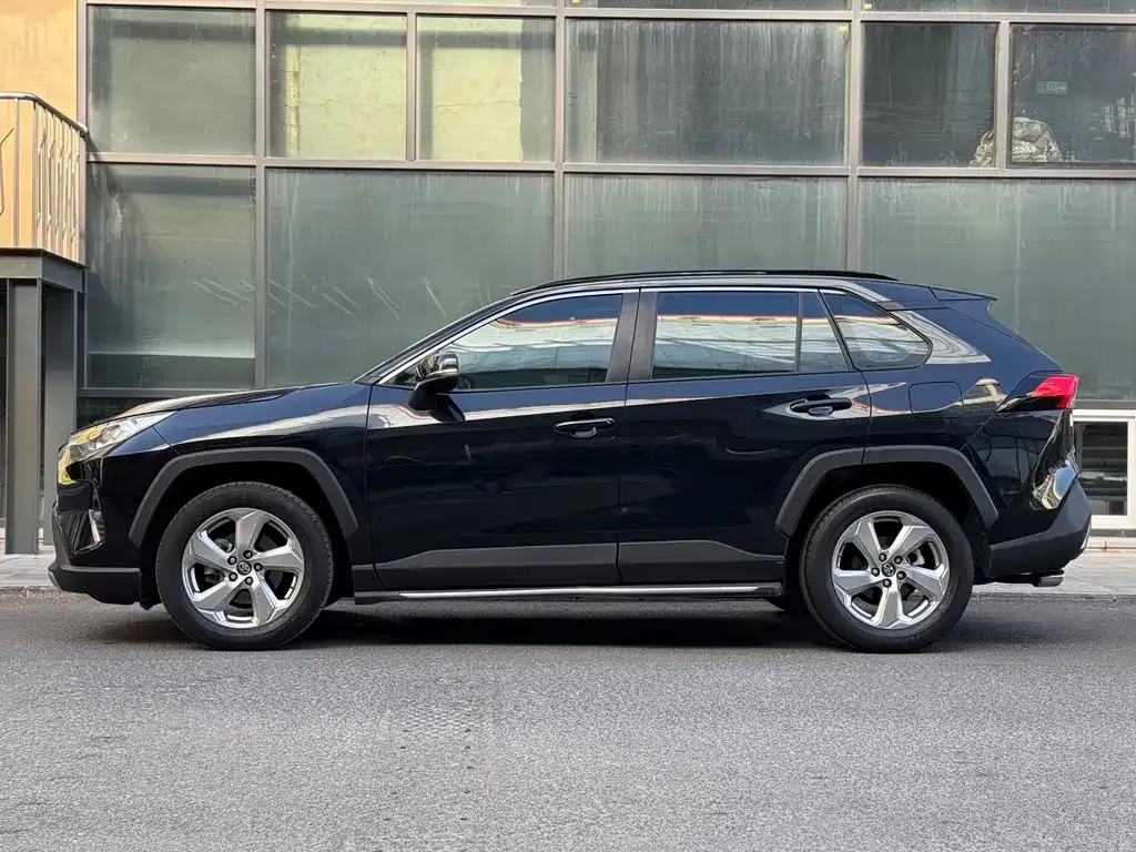 Toyota RAV4 — фото 3