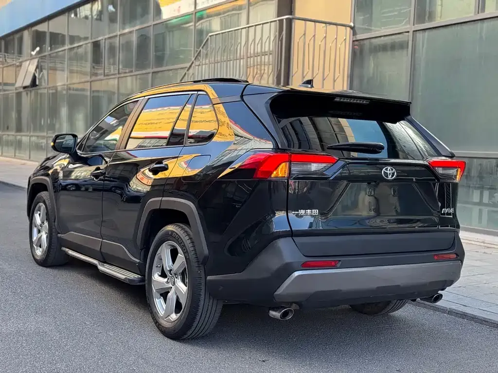 Toyota RAV4 — фото 4