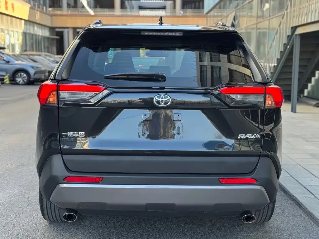Toyota RAV4 — фото 5