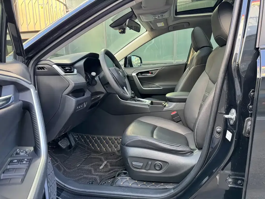 Toyota RAV4 — фото 6
